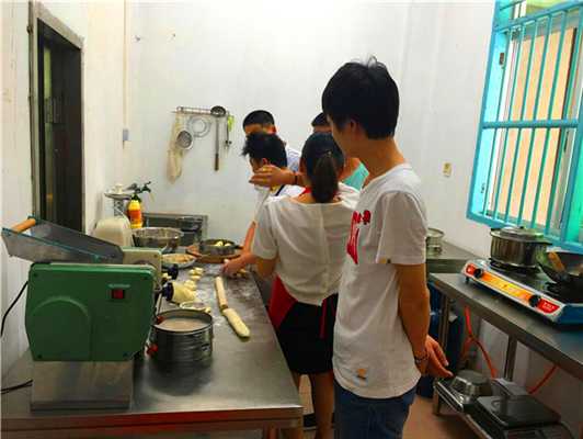 魅力小吃培訓(xùn)學(xué)員早餐包子制作案例