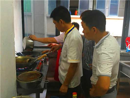 魅力小吃培訓學員紅油火鍋底熬制案例