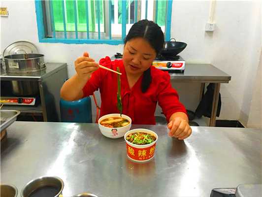 魅力小吃培訓學員酸辣粉實操案例