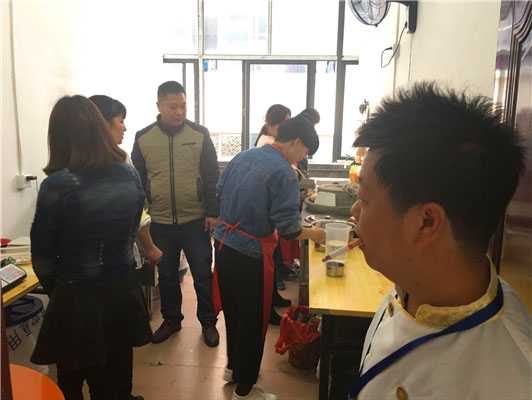 魅力小吃培訓(xùn)學(xué)員腸粉培訓(xùn)現(xiàn)場動手實操案例