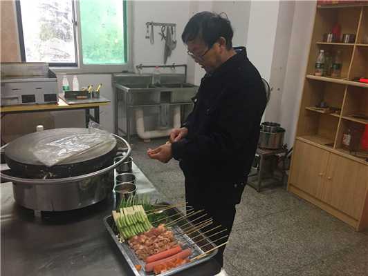 魅力小吃培訓學員大叔鐵板燒學習現場案例