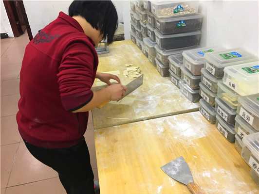 魅力小吃培訓學員沙縣小吃之餛飩皮現場制作案例