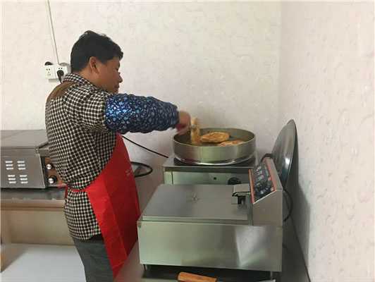 魅力小吃培訓(xùn)學(xué)員公婆餅制作實操現(xiàn)場案例