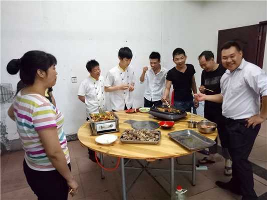 魅力小吃培訓學員多名學員初次烤魚成功品嘗烤魚現場案例