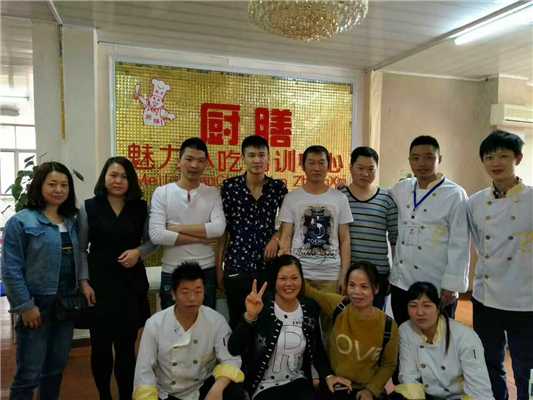 魅力小吃特色燒烤項(xiàng)目畢業(yè)學(xué)員合影