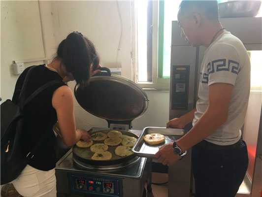 魅力小吃培訓學員公婆餅之烤餅實操現場案例