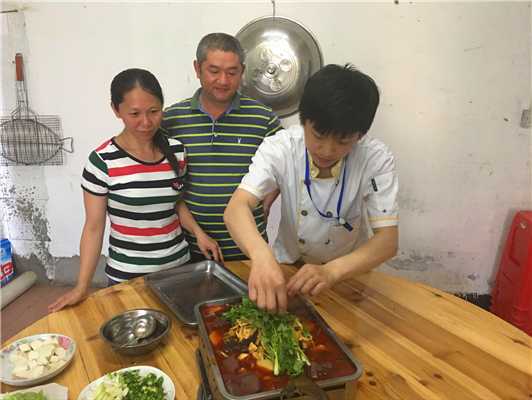 魅力小吃培訓(xùn)學(xué)員小吃培訓(xùn)師傅現(xiàn)場教制作諸葛烤魚案例