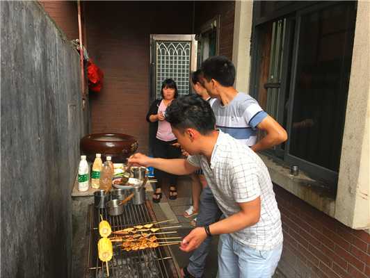 魅力小吃培訓(xùn)學(xué)員風(fēng)味燒烤實(shí)操制作現(xiàn)場(chǎng)案例