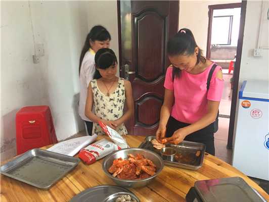 魅力小吃培訓學員炸雞漢堡實踐操作現場案例