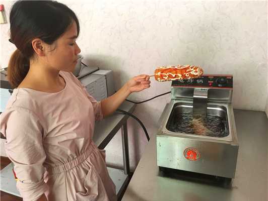 魅力小吃培訓(xùn)學(xué)員脆皮玉米實踐操作現(xiàn)場案例