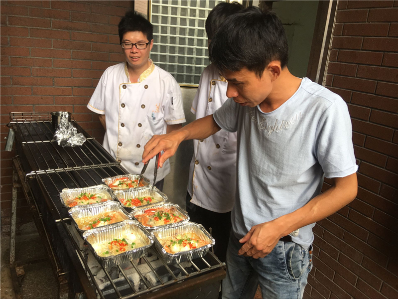 魅力小吃培訓(xùn)學(xué)員錫紙燒烤指導(dǎo)操作現(xiàn)場案例