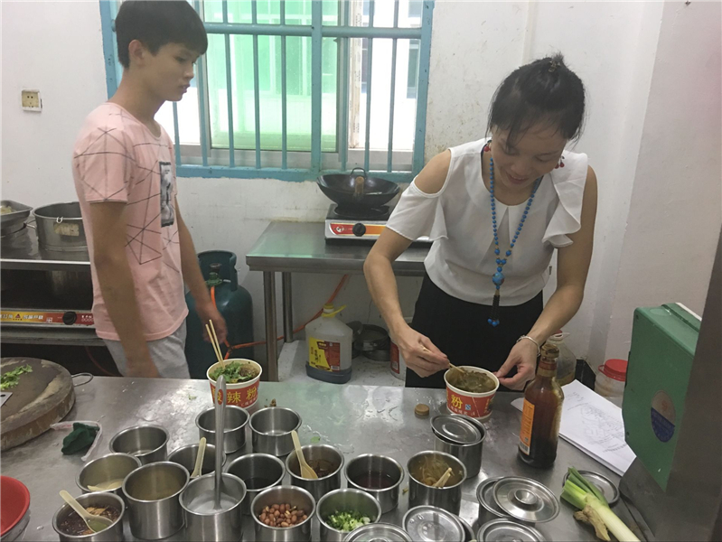 魅力小吃培訓學員酸辣粉制作實踐操作現(xiàn)場案例