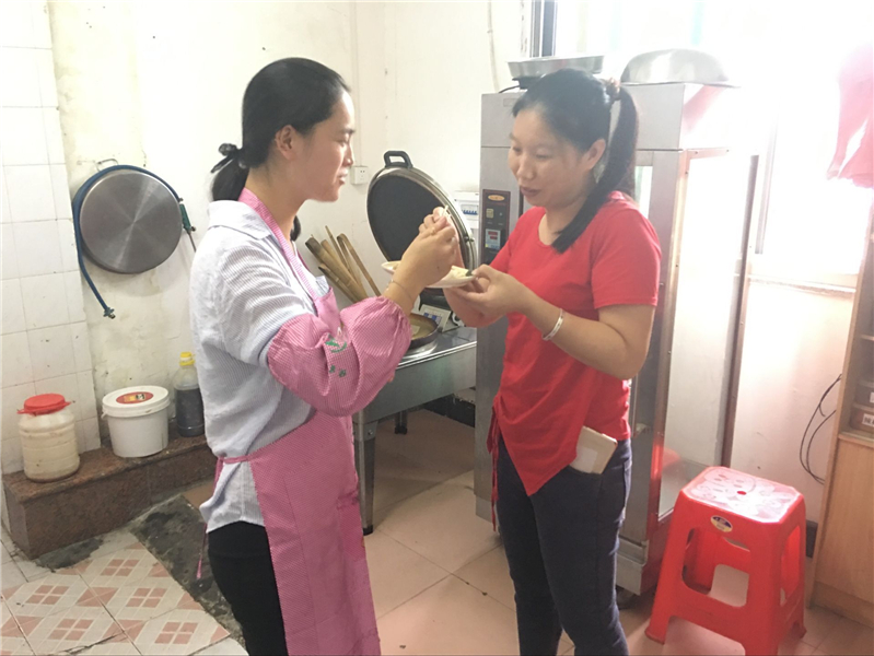 魅力小吃培訓學員品嘗剛出爐的腸粉現(xiàn)場案例